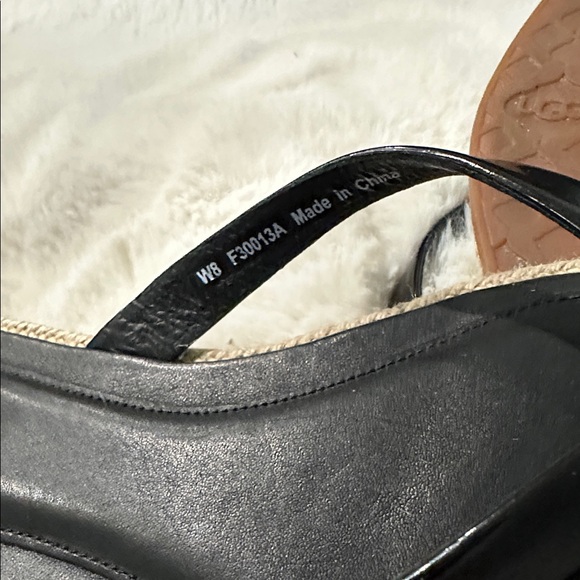 UGG Black leather flip flop. Size 8. Excellent condition. - Picture 6 of 6